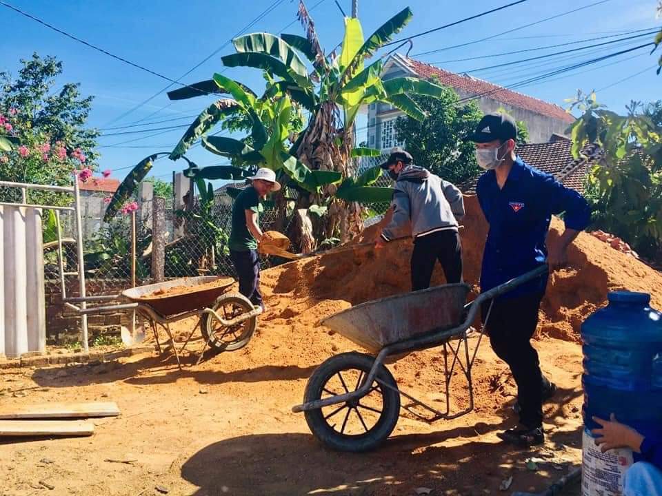 Đoàn viên, thanh niên giúp cụ bà Phan Thị Nhỏ sửa chữa căn nhà.