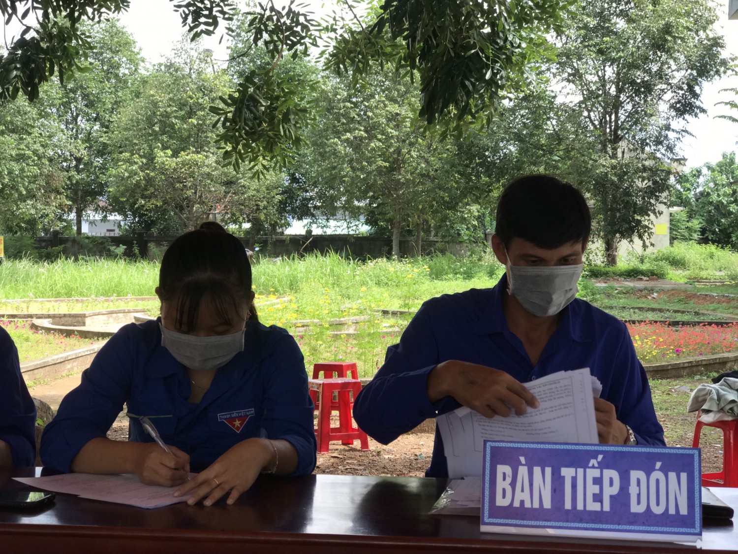 Đoàn xã Bình Nam hỗ trợ tiệm VacXin cho công dân huyện Thăng Bình