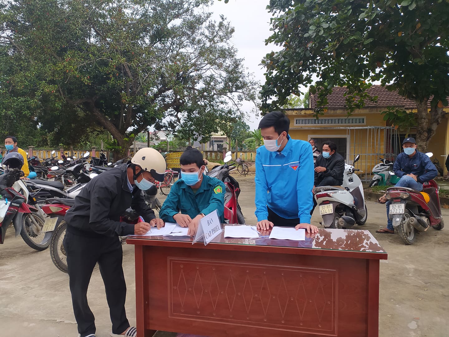 Đoàn xã hỗ trợ công tác tiêm vắc xin tại UBND xã Bình Đào