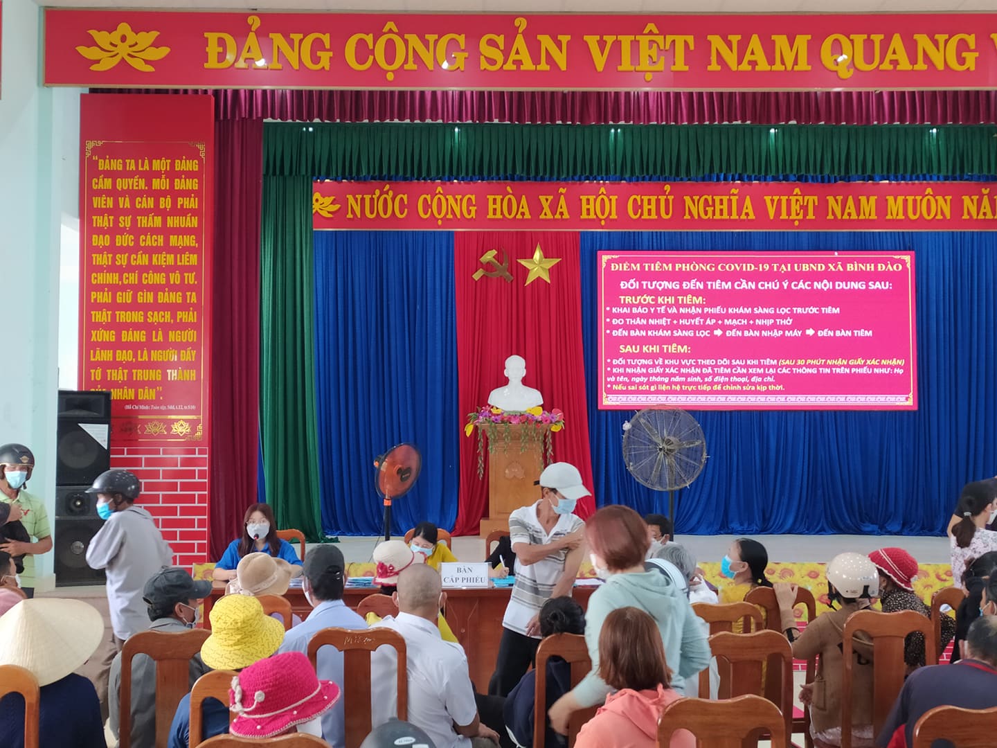Đoàn xã Bình Đào hỗ trợ công tác tiêm vắc xin tại UBND xã. Tổ chức hành trình về địa chỉ đỏ với hai liên đội TH Nguyễn Thị Minh Khai và THCS Nguyễn Hiền