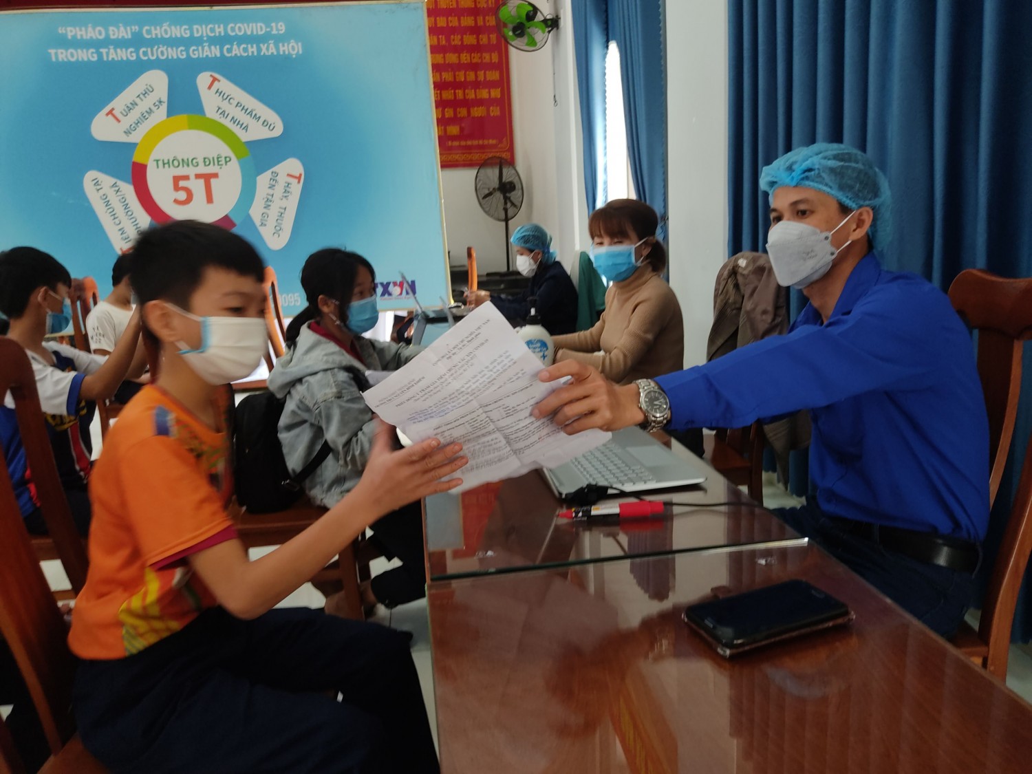 Đội TNXK xã Bình Nam hỗ trợ tiêm vaccine cho học sinh