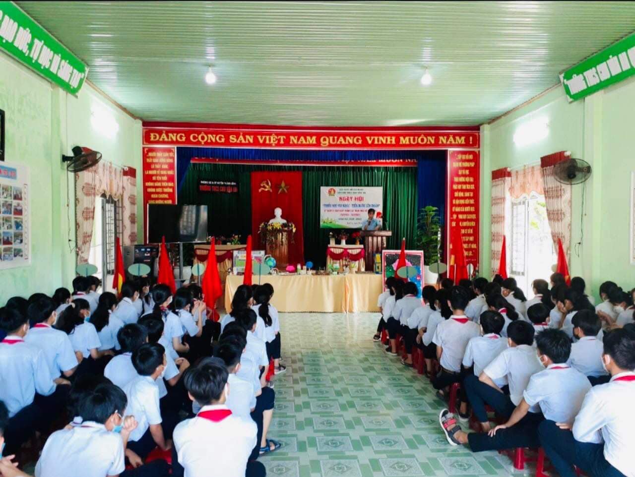 Ngày hội "Thiếu nhi vui khỏe-Tiến bước lên Đoàn" tại Liên đội Trường THCS Chu Văn An