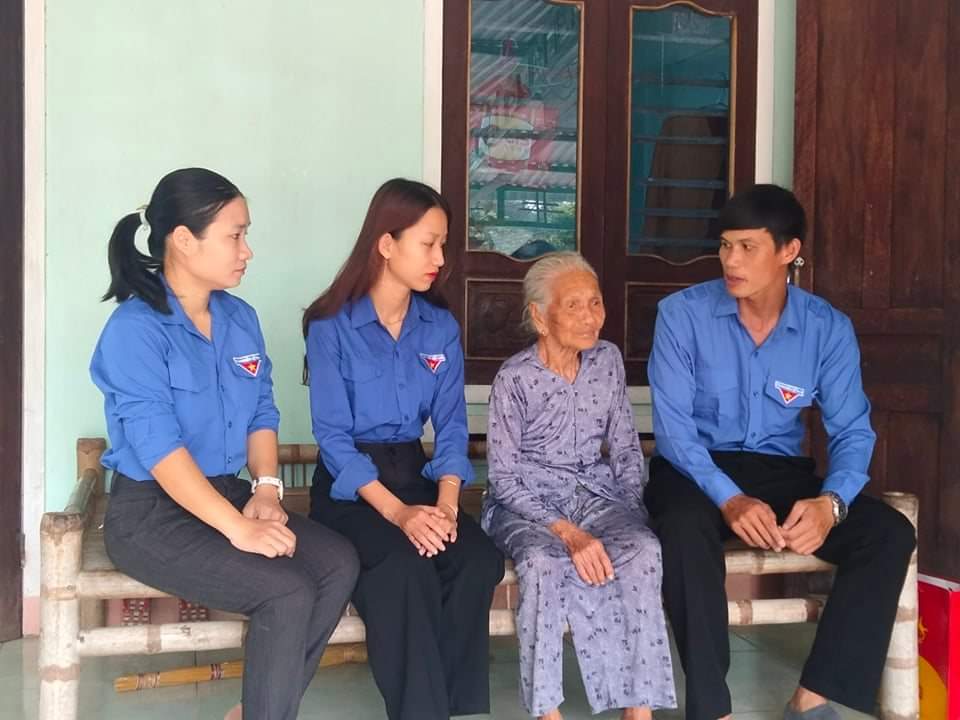 Đoàn xã Bình Nam đến thăm và tặng quà cho mẹ Việt Nam anh hùng