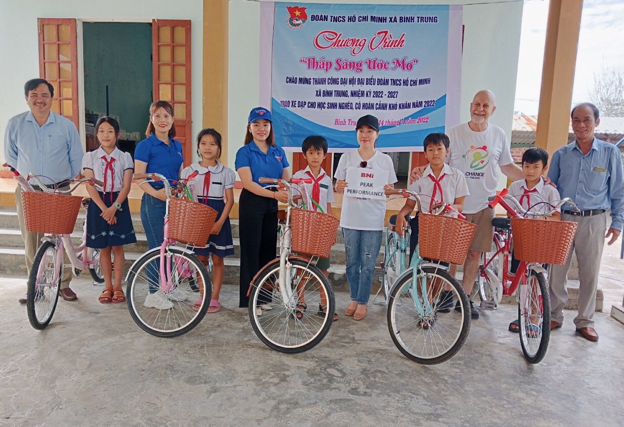 Đoàn xã Bình Trung tổ chức Chương trình "Thắp sáng ước mơ" trao xe đạp cho học sinh nghèo