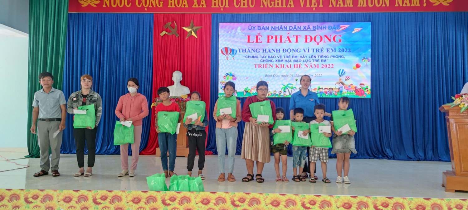 Tuổi Trẻ Bình Đào với hoạt động tặng quà trẻ em nhân ngày 01 / 06