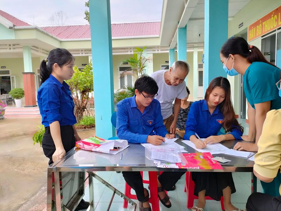 Đoàn xã Bình Nam hỗ trợ tiêm vacccine tại trạm y tế xã