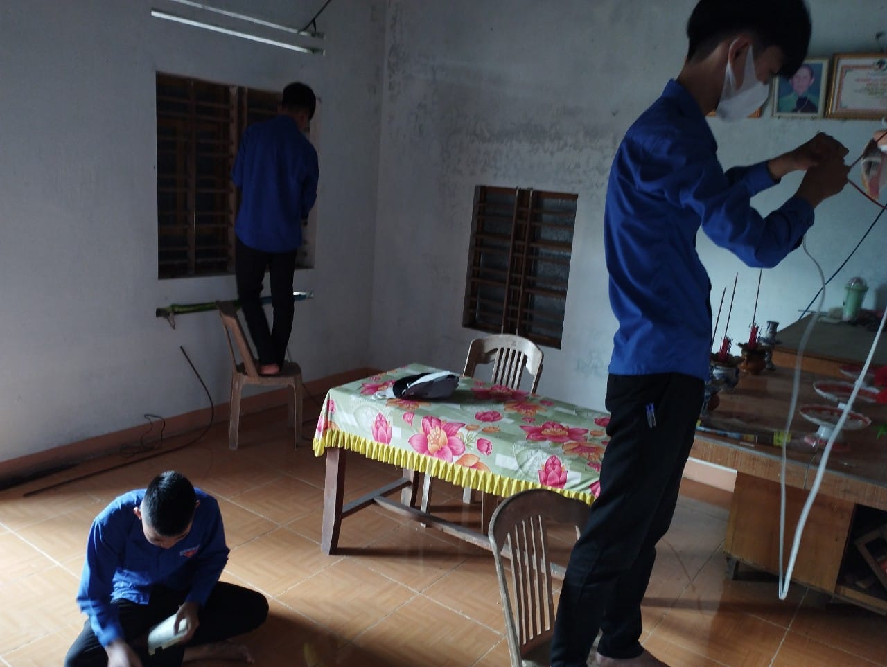 Đoàn xã Bình Nam tổ chức sửa điện cho gia đình chính sách nhân dịp kỷ niêm 75 nă ngày thương  binh liệt sỹ