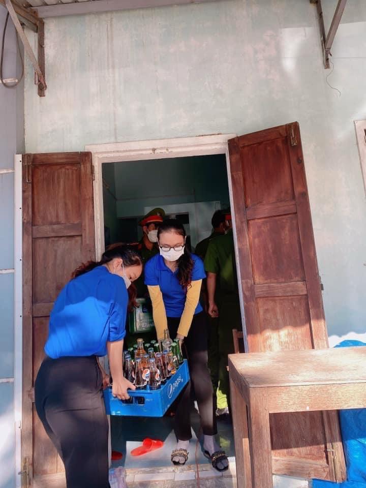 HÀ LAM - Ngày chủ nhật xanh 24/7: Chi đoàn trường Mẫu giáo Hà lam phối hợp với chi đoàn công an tháo dỡ nhà cho hộ nghèo neo đơn và dọn vệ sinh