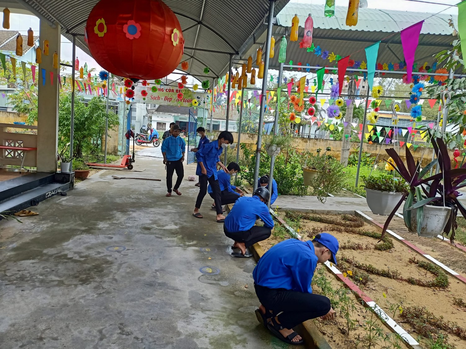 tuổi trẻ xã Bình Đào Ra quân trồng hoa trong khuôn viên trường Mẫu giáo và các bồn hoa khuôn viên ủy ban xã