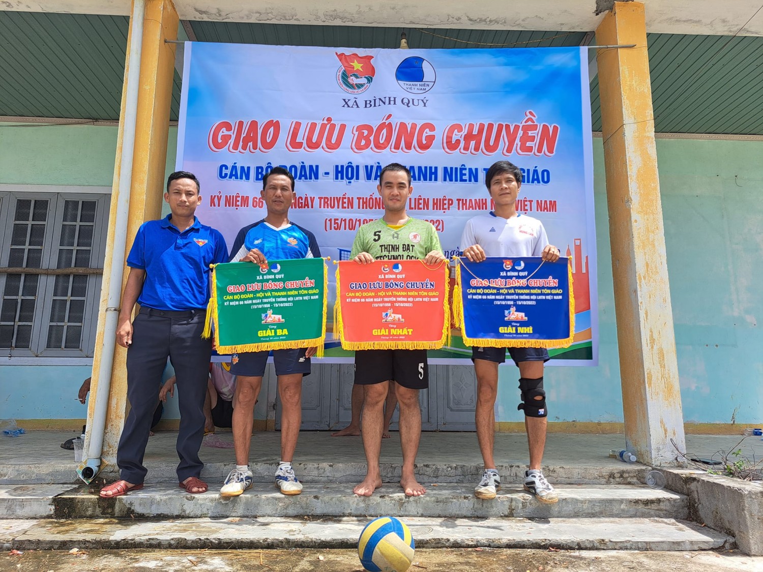 Đoàn xã Bình Quý tổ chức giao lưu bóng chuyền kỷ niệm 66 năm ngày truyền thống Hội LHTN Việt Nam