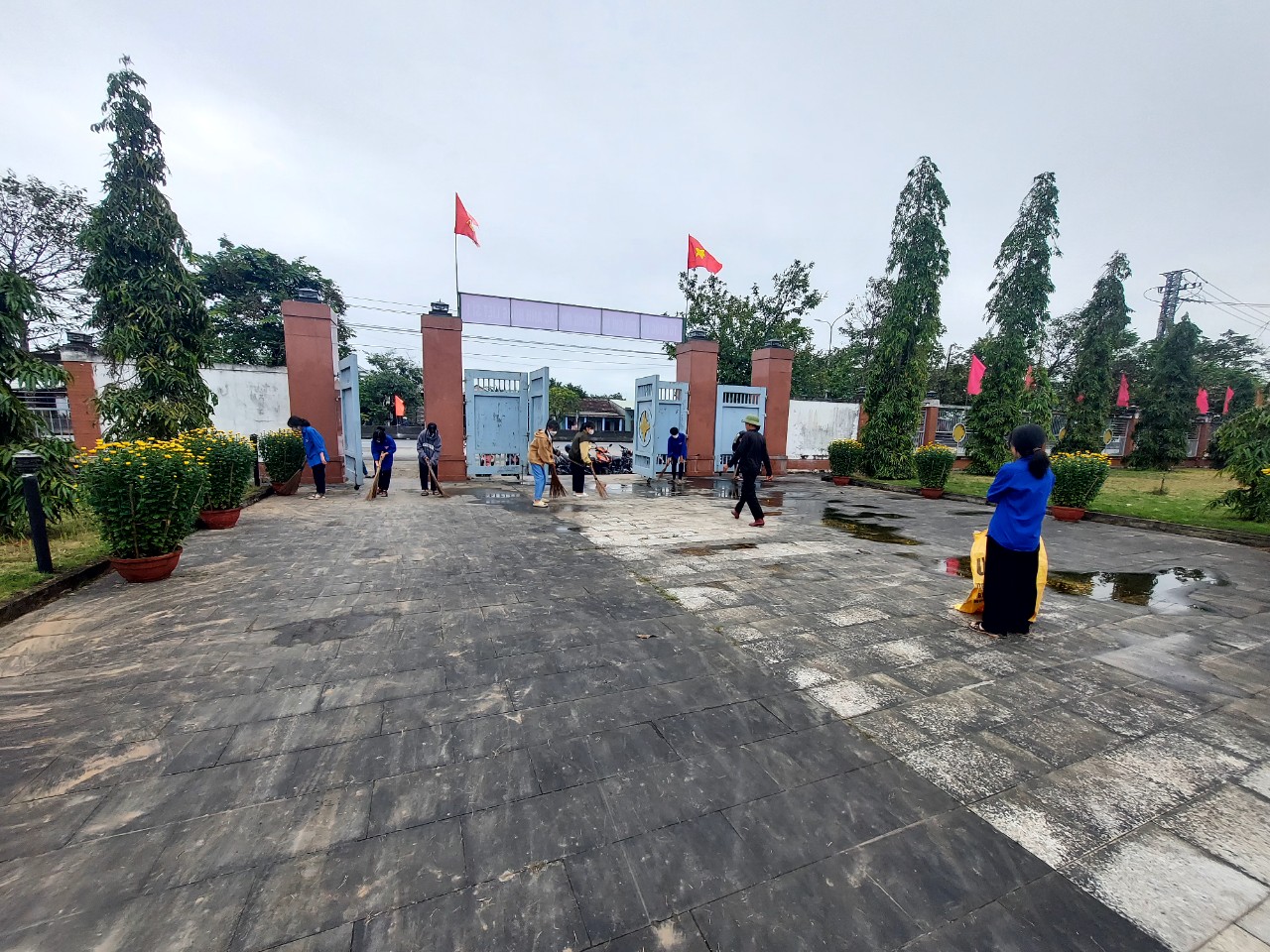 Đoàn xã Bình Nguyên tham gia dọn vệ sinh tại Khu tưởng Niệm các anh hùng liệt sỹ huyện Thăng Bình
