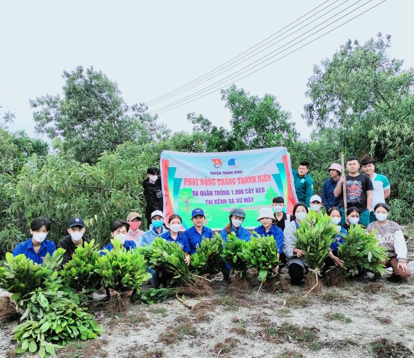 Đoàn viên thanh niên hưởng ứng tết trồng cây, đời đời nhớ ơn Bác Hồ