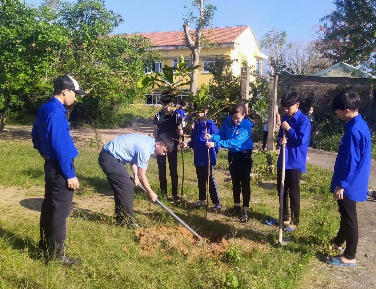 Các đồng chí cán bộ, đoàn viên thanh niên tham gia trồng cây 