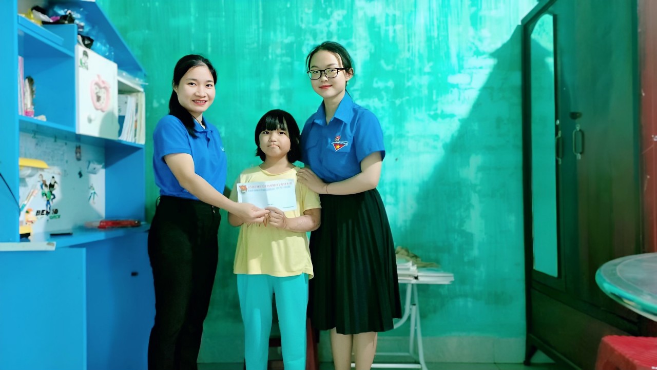 hình ảnh đại diện BCH Đoàn xã trao tặng quf nhận đỡ đầu cho học sinh có hoàn cảnh khó khăn.