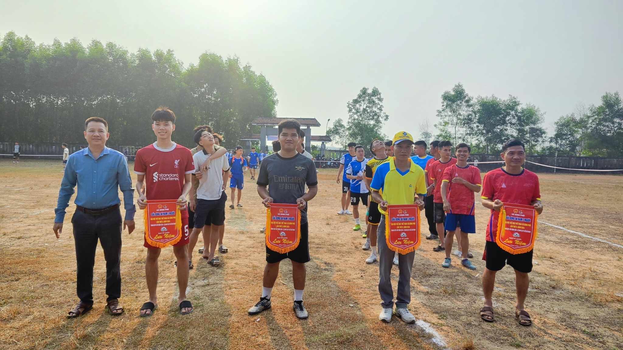Đ/c Trần Thanh Hải - PBT CT UBND xã trao cờ lưu niệm cho 4 đội bóng