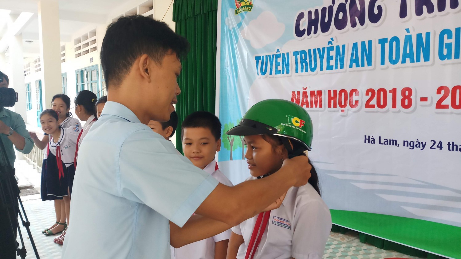 Anh Trần Hữu Phước - Phó bí thư huyện đoàn, Chủ tịch Hội đồng Đội huyện tặng mũ cho các em