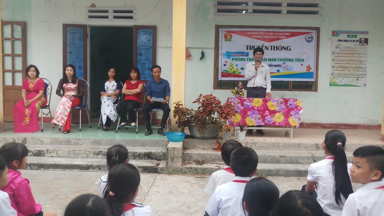 Thầy giáo Hiệu trưởng Nguyễn Lượm cũng rất quan tâm và trực tiếp chỉ đạo hoạt động này