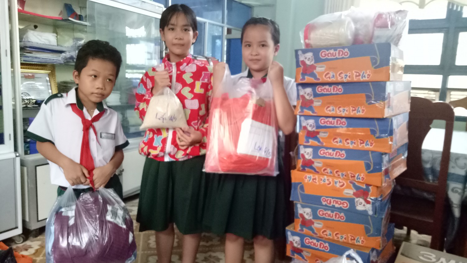 Kim Đồng tổ chức quyên góp ủng hộ các em học sinh miền núi Tỉnh Quảng Nam