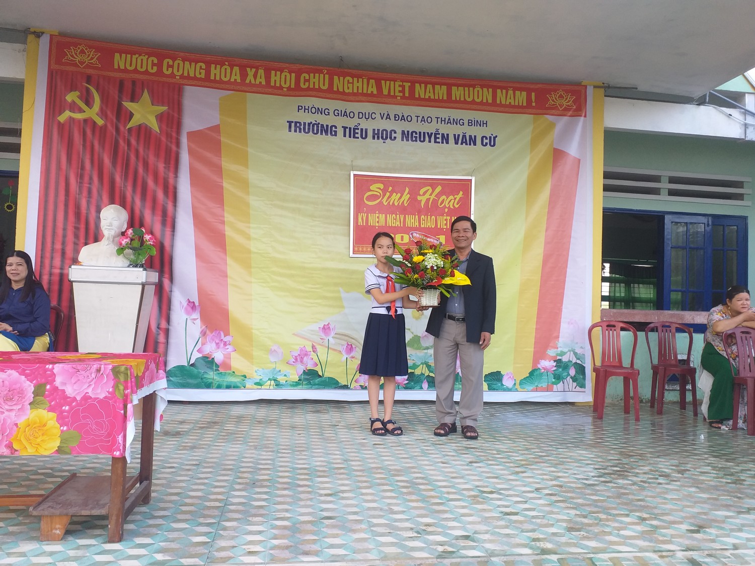 Liên đội Nguyễn Văn Cừ tổ chức sinh hoạt thống "'Tri ân thầy cô"