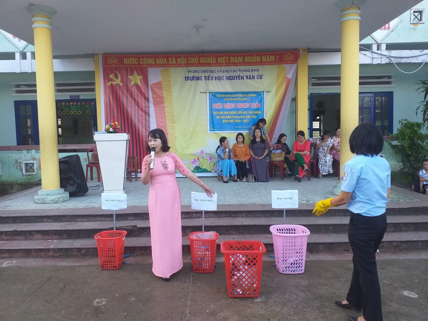 Liên đội Nguyễn Văn Cừ tổ chức phát động phong trào "Liên đội nói không với rác thải nhựa' với mô hình phân loại rác thải tại chi đội và lớp nhi đồng