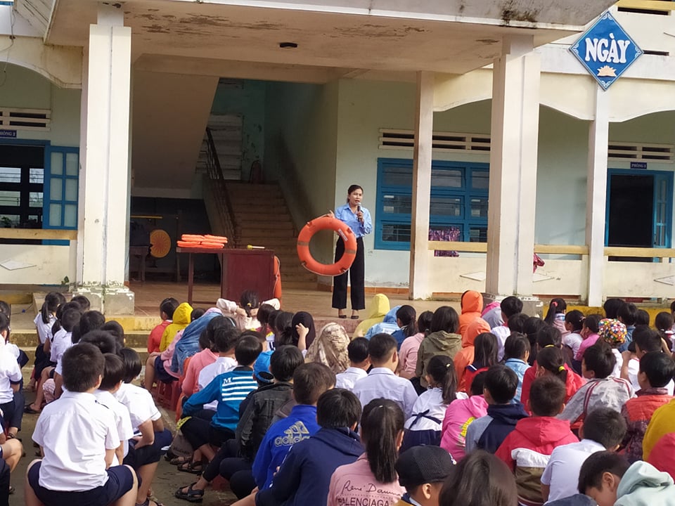 Liên đội Nguyễn Du tổ chức sinh hoạt phòng chống đuối nước đến học sinh toàn trường