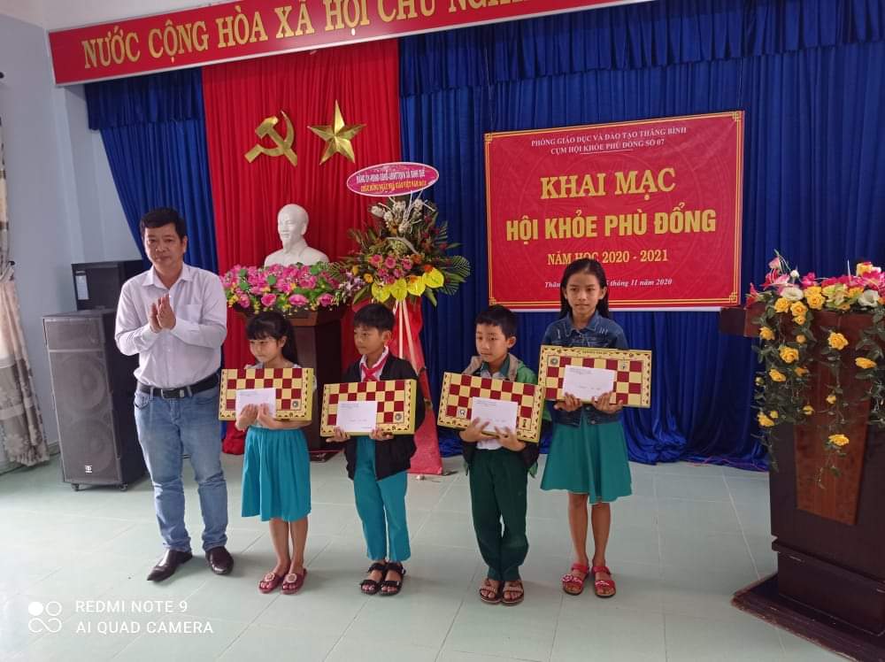 Thầy Nguyễn Thành Trung-HT trường TH Lý Tự Trọng trao thưởng cho HS đạt giải Nhất môn cờ vua