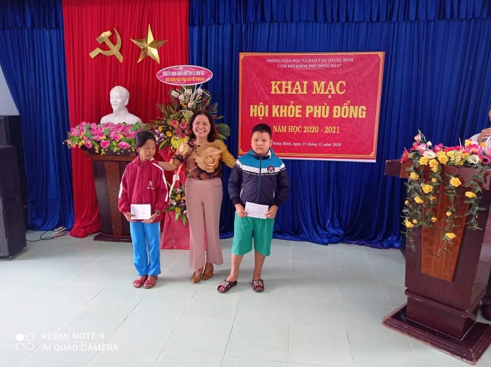 Cô Nguyễn Thị Tuyết Nga - HT trường TH Mạc Đĩnh Chi trao thưởng cho HS đạt giải nhì môn cờ vua giải nhì 