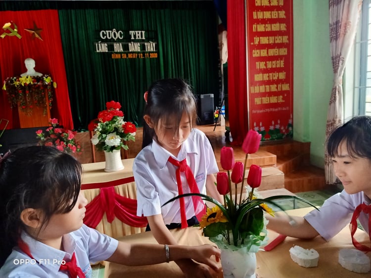 Liên đội THCS Chu Văn An tổ chức cuộc thi "Lẵng hoa dâng thầy"