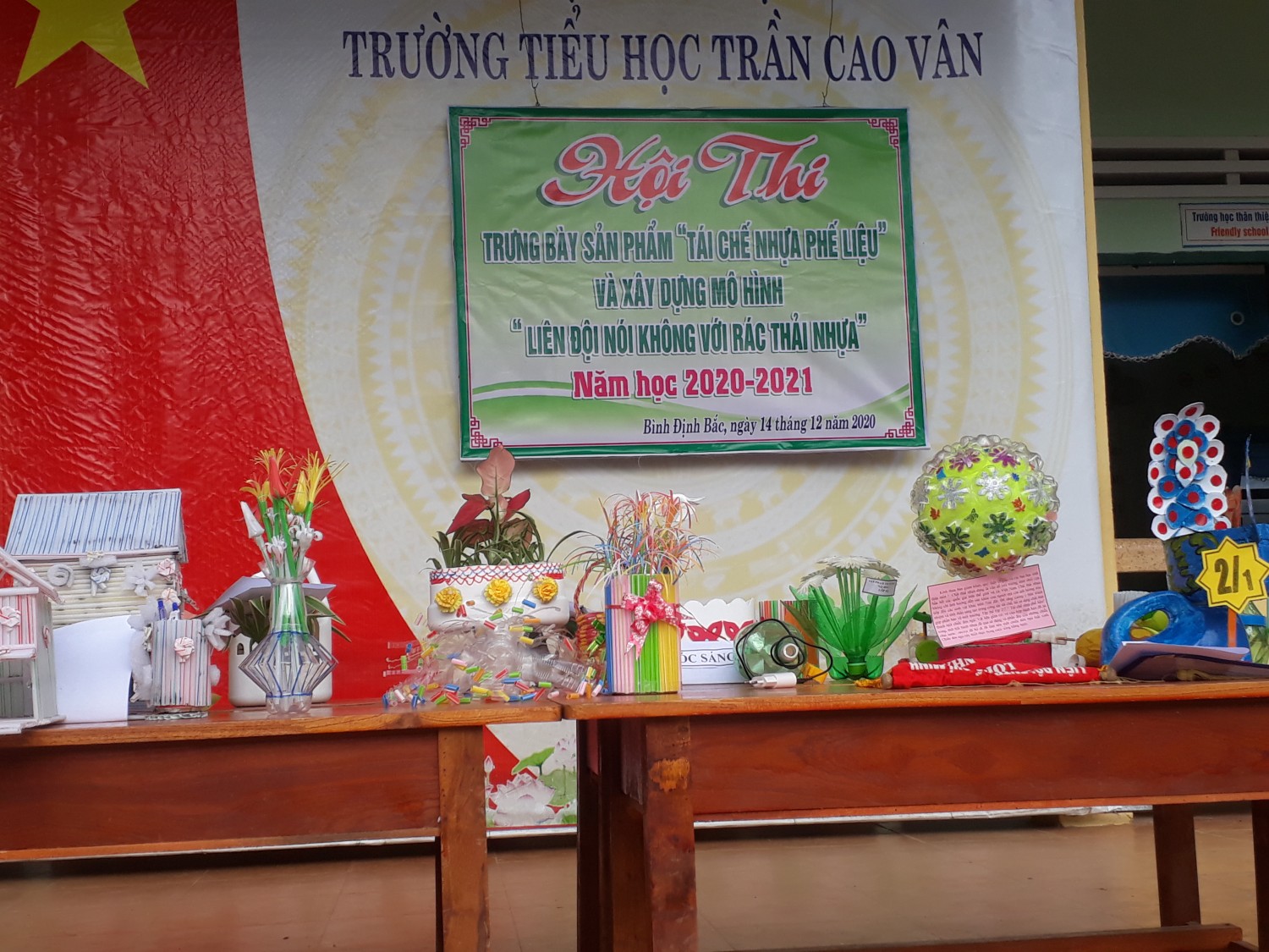 Liên đội Trần Cao Vân tổ chức cuộc thi "tái chế nhựa phế liệu" và cam kết thực hiện chương trình "Liên đội nói không với rác thải nhựa"