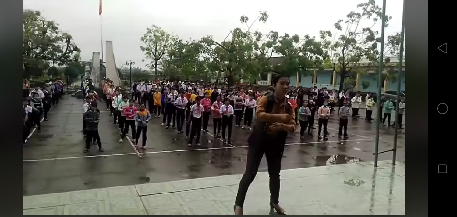 Liên đội THCS Phan Châu Trinh tập bài thể dục giữa giờ Ghen co vy