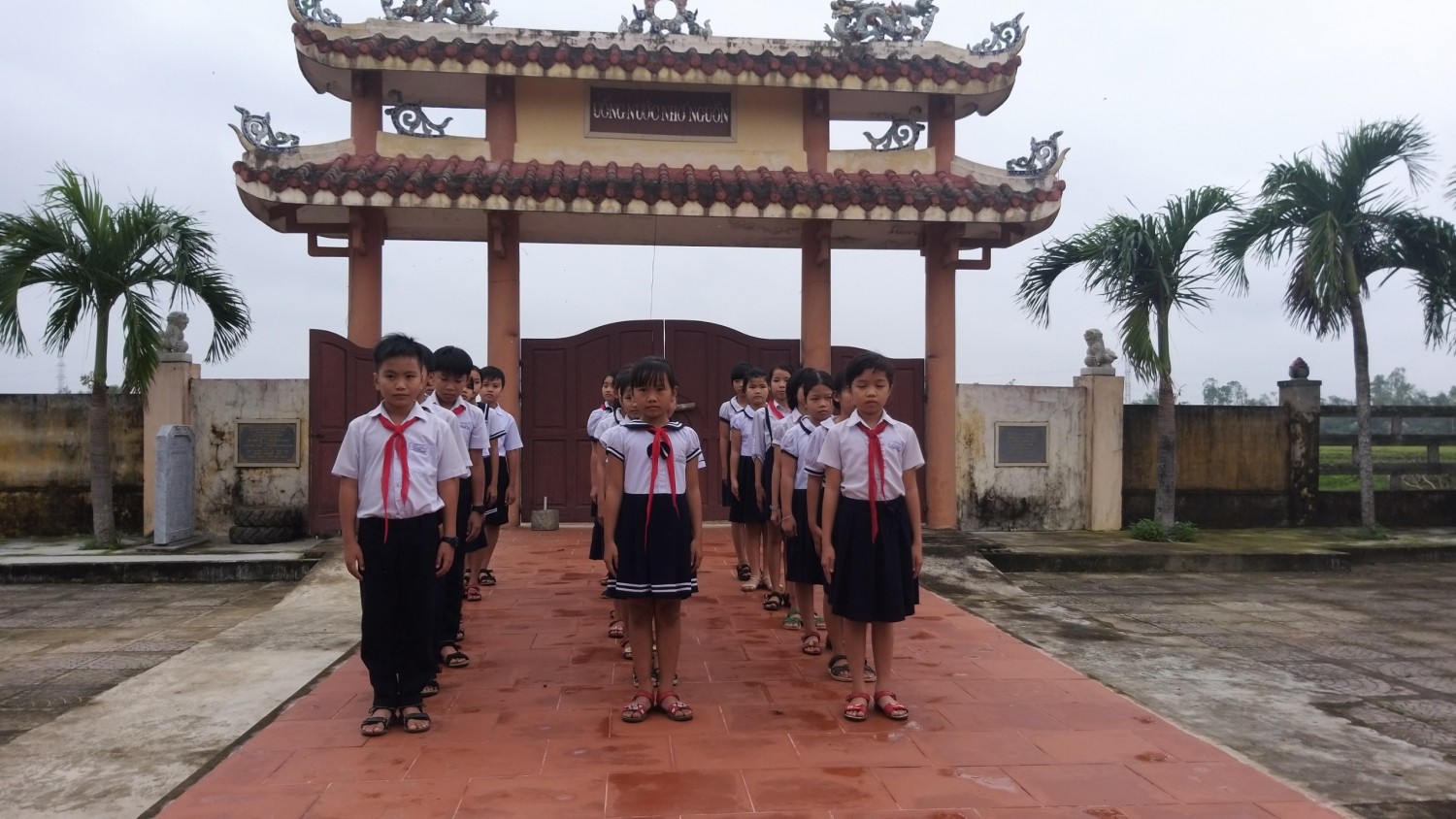 Liên đội Nguyễn Du phối hợp với Liên Đội Lê Lai, Phù Đông tổ chức đưa học sinh đến hát quốc ca tại địa chỉ đỏ