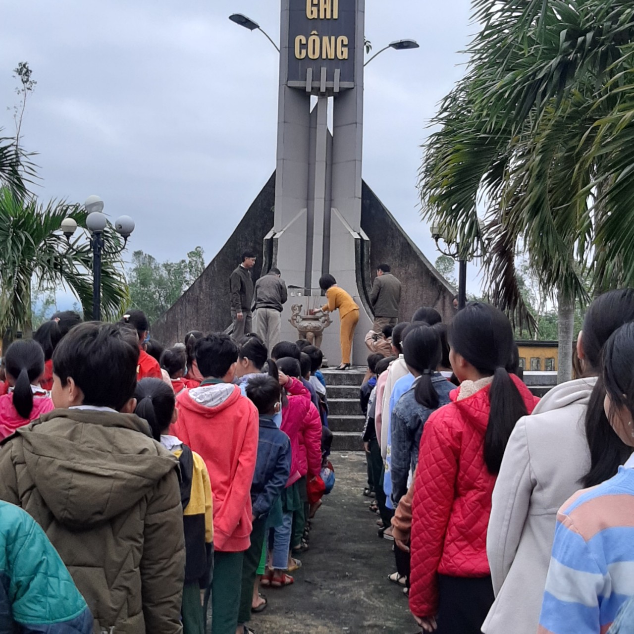 Liên đội Ngô Gia Tự và Nguyễn Công Trứ cùng tổ chức viếng nghĩa trang Liệt sĩ xã Bình Chánh
