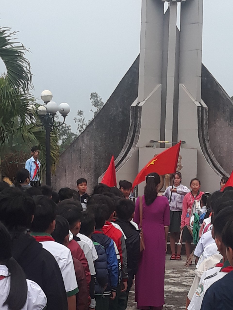 Liên đội Ngô Gia tổ chức kết nạp đội cho học sinh lớp 3 tại  nghĩa trang Liệt sĩ xã Bình Chánh