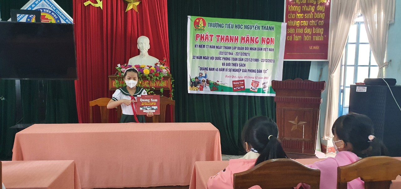 Liên đội Nguyễn Thành giới thiệu sách, phát thanh măng non chào mừng ngày thành lập QĐNDVN