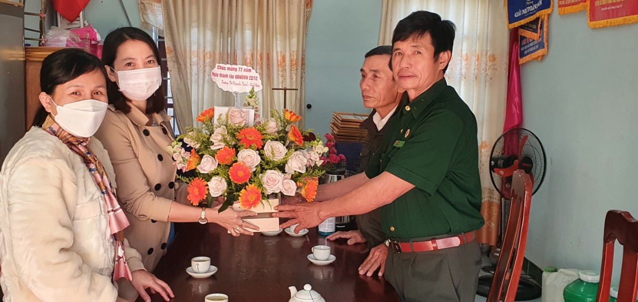 Nhà trường và Liên đội TH Nguyễn Thành thăm và tặng hoa cho Hội cựu chiến binh Xa Bình Quý