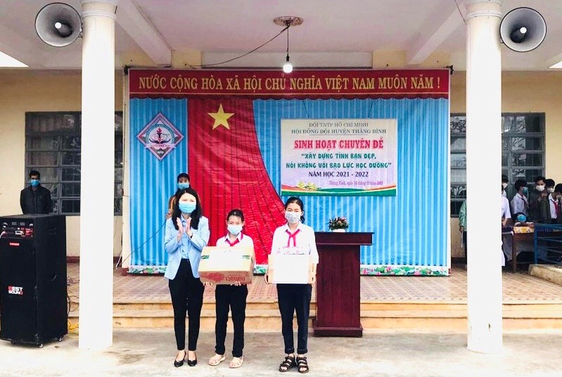 Hội Đồng Đội huyện Thăng Bình tặng khẩu trang sát khuẩn cho Liên đội