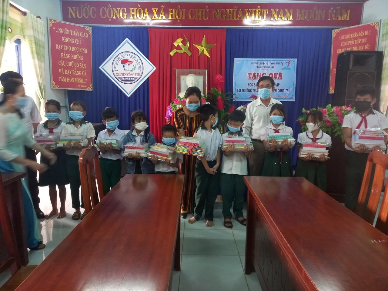Liên đội TH&THCS Nguyễn Công Trứ trao quà cho học sinh khuyết tật và khó khăn