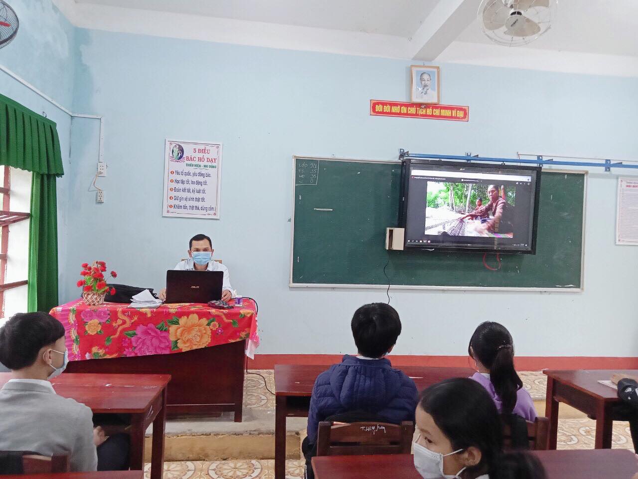 Liên đội trường THCS Nguyễn Tri Phương tổ chức hoạt động "Trải nghiệm hướng nghiệp"