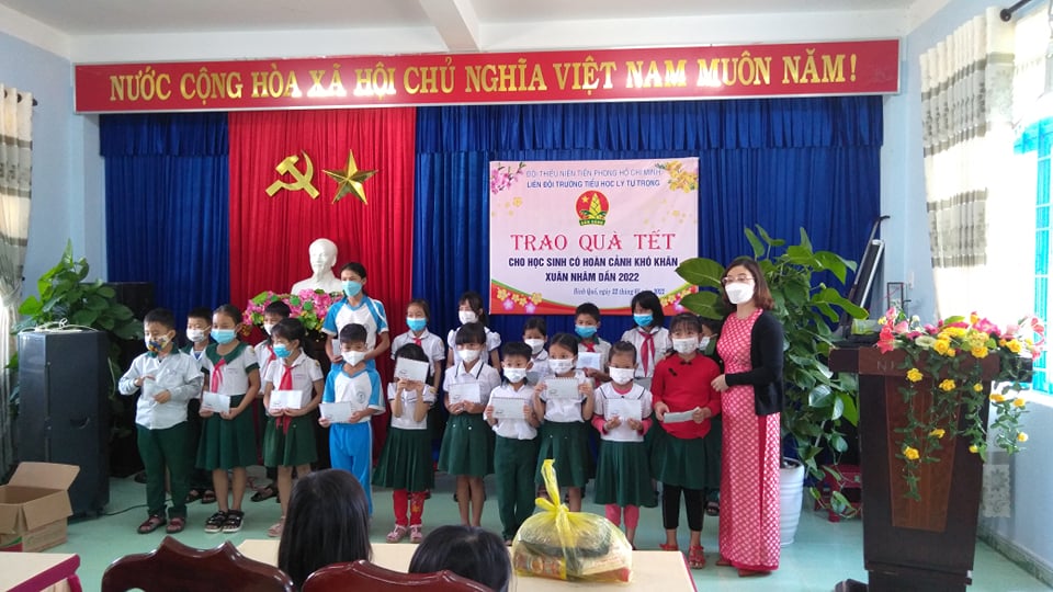 Liên đội Trường TH Lý Tự Trọng trao quà Tết cho học sinh nhân dịp xuân Nhâm Dần 2022