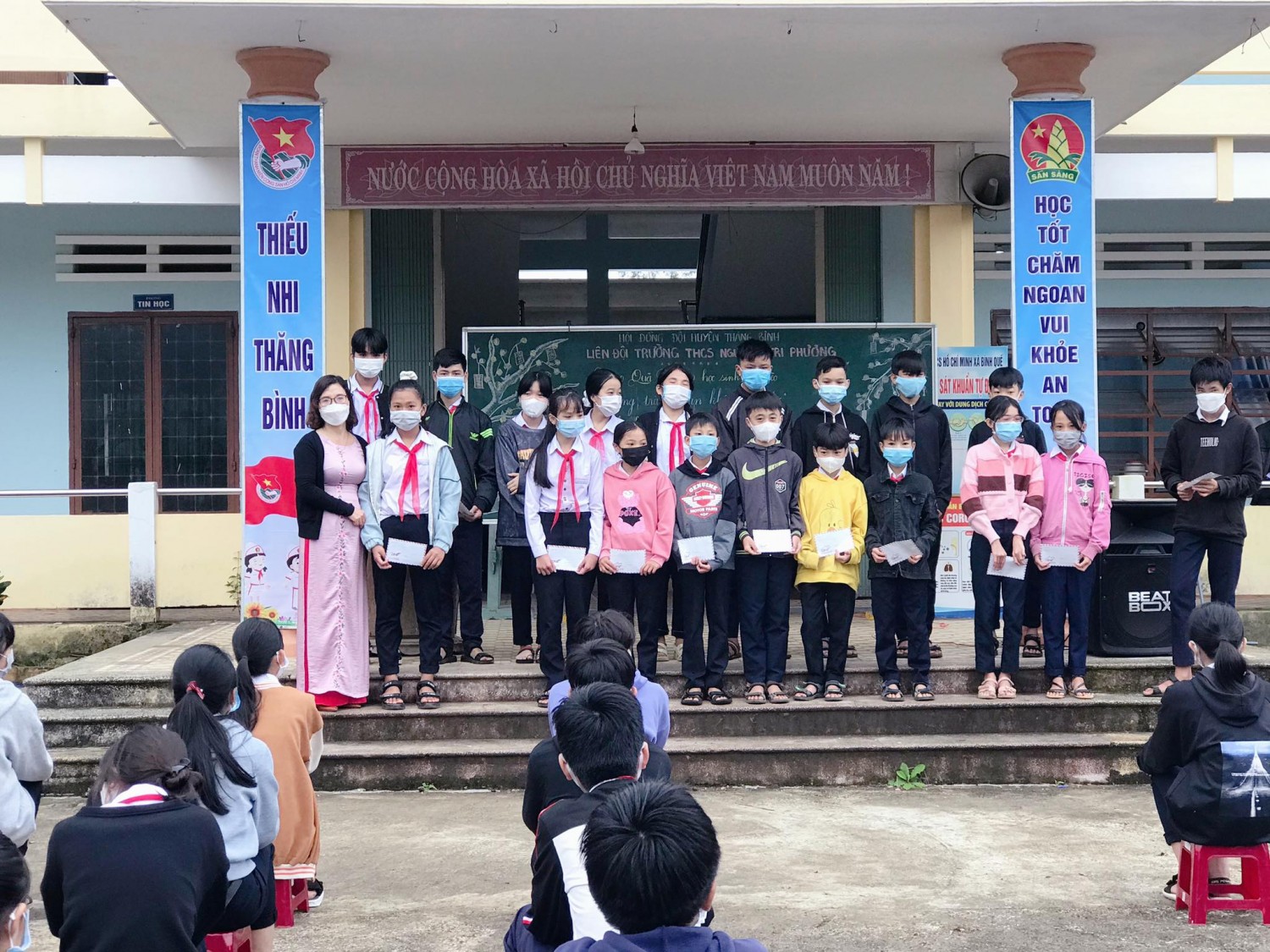 Liên đội trường THCS Nguyễn Tri Phương tổ chức trao quà "Tết vì bạn nghèo"