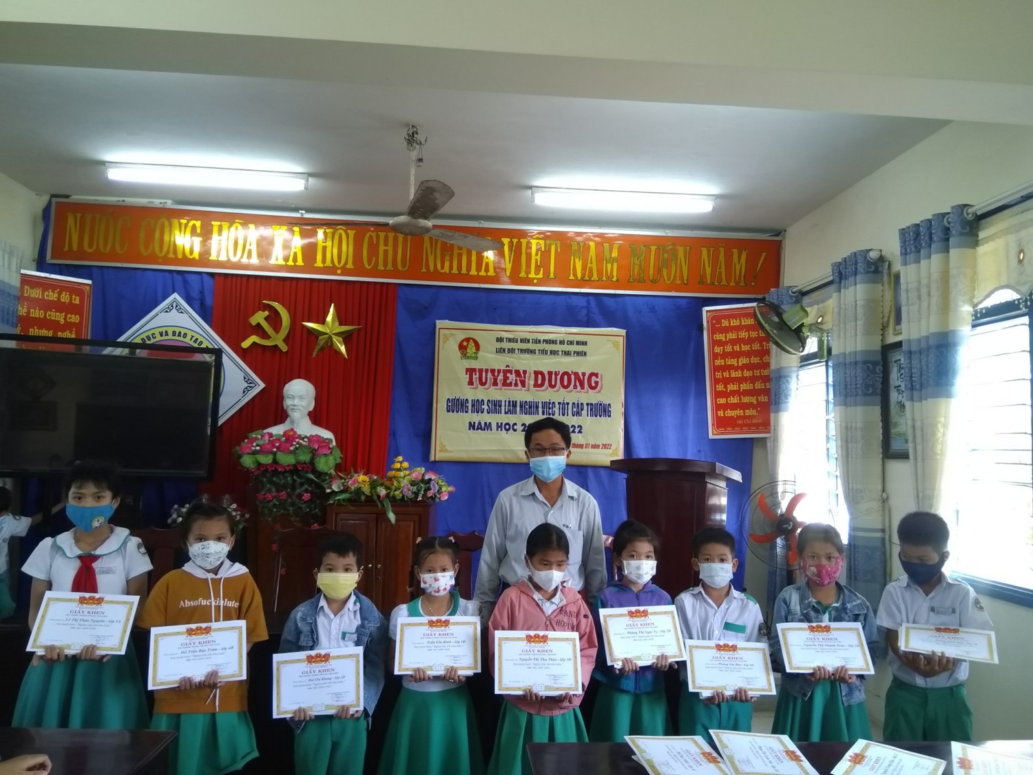 Liên đội Trường Tiểu học Thái Phiên tổ chức Tuyên dương, khen thưởng gương học sinh làm "Nghìn việc tốt" tiêu biểu cấp trường (đợt 1) Năm học 2021- 2022.  