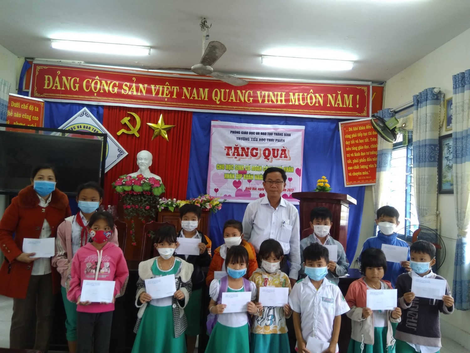 Liên đội Trường TH Thái Phiên Tặng quà tết cho học sinh nghèo nhân dịp xuân Nhâm Dần 2022