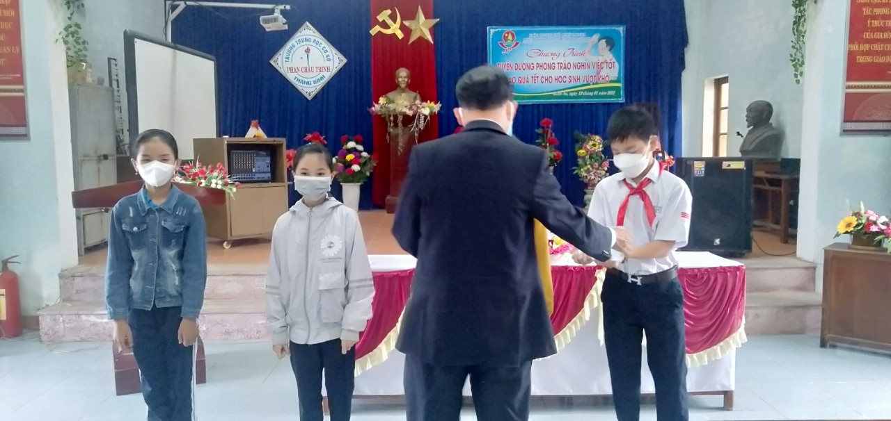 Liên đội THCS Phan Châu Trinh tổ chức tuyên dương phong trào nghìn việc tốt