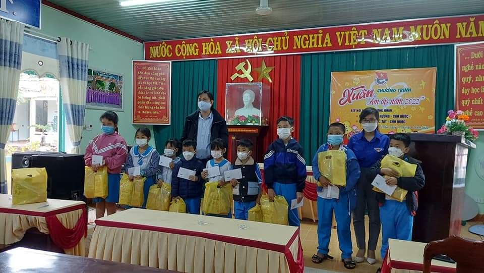Liên đội TH Lê Hồng Phong tổ chức chương trình trao quà Xuân yêu thương nhân dịp Tết Nguyên Đán 2022 và phát động phong trào “ Nghìn việc tốt”