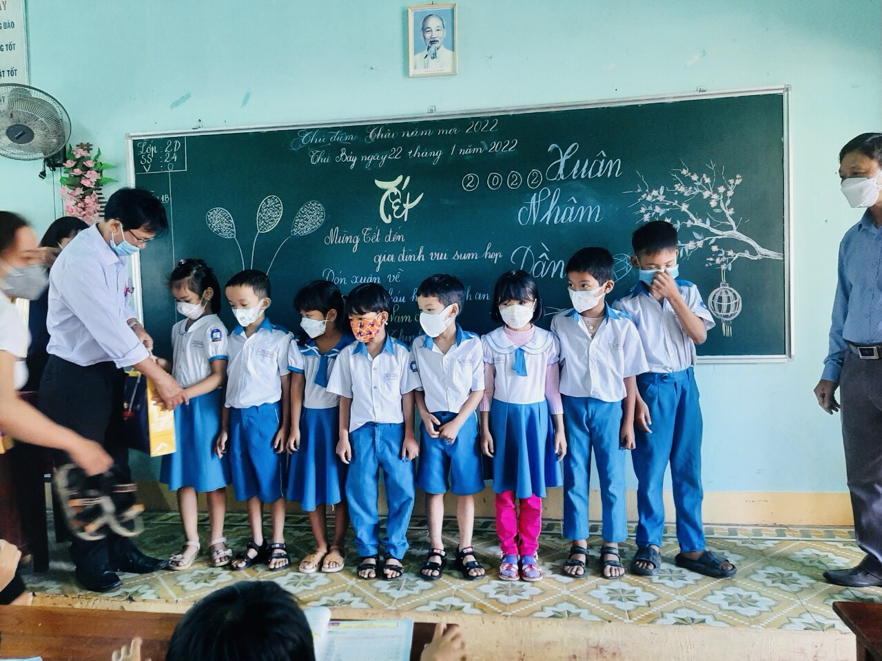 Ngày 22/ 01/2022 Liên đội Nguyễn Thị Minh Khai tổ chức trao quà Tết cho học sinh có hoàn cảnh khó khăn.