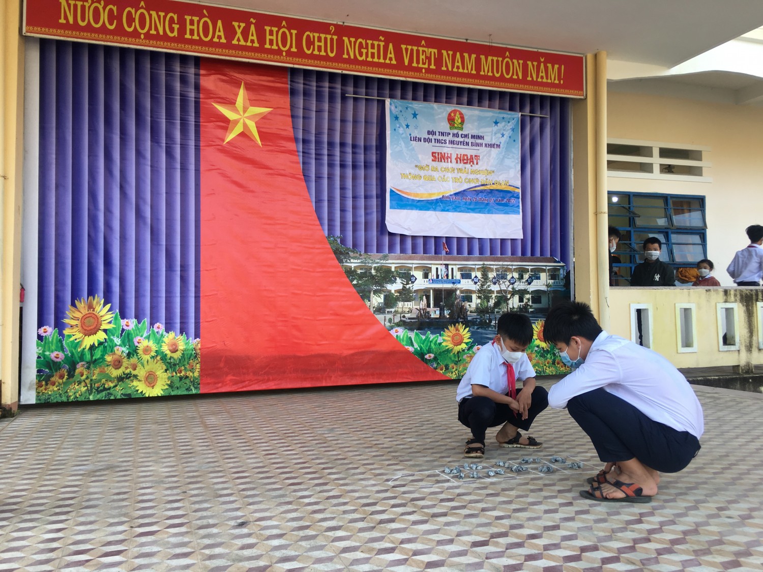 Liên đội THCS Nguyễn Bỉnh Khiêm tổ chức hoạt động " Giờ ra ch9owi trải nghiệm" cho các em học sinh toàn trường tham gia.