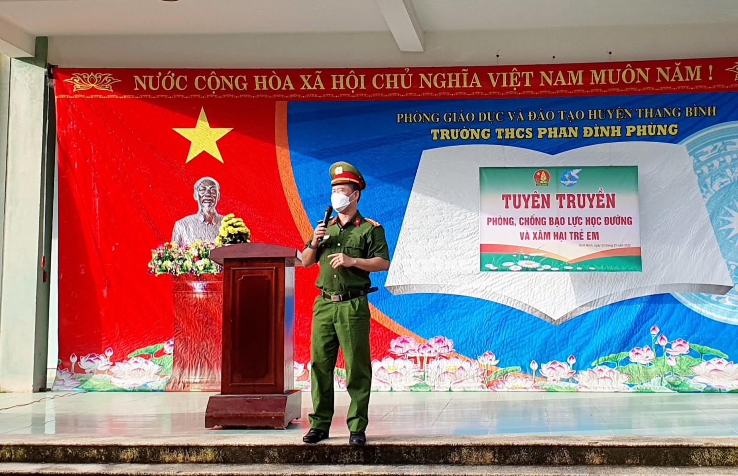 Liên đội trường thcs Phan Đình Phùng tổ chức tuyên truyền "Phòng, chống bạo lực học đường và xâm hại trẻ em"