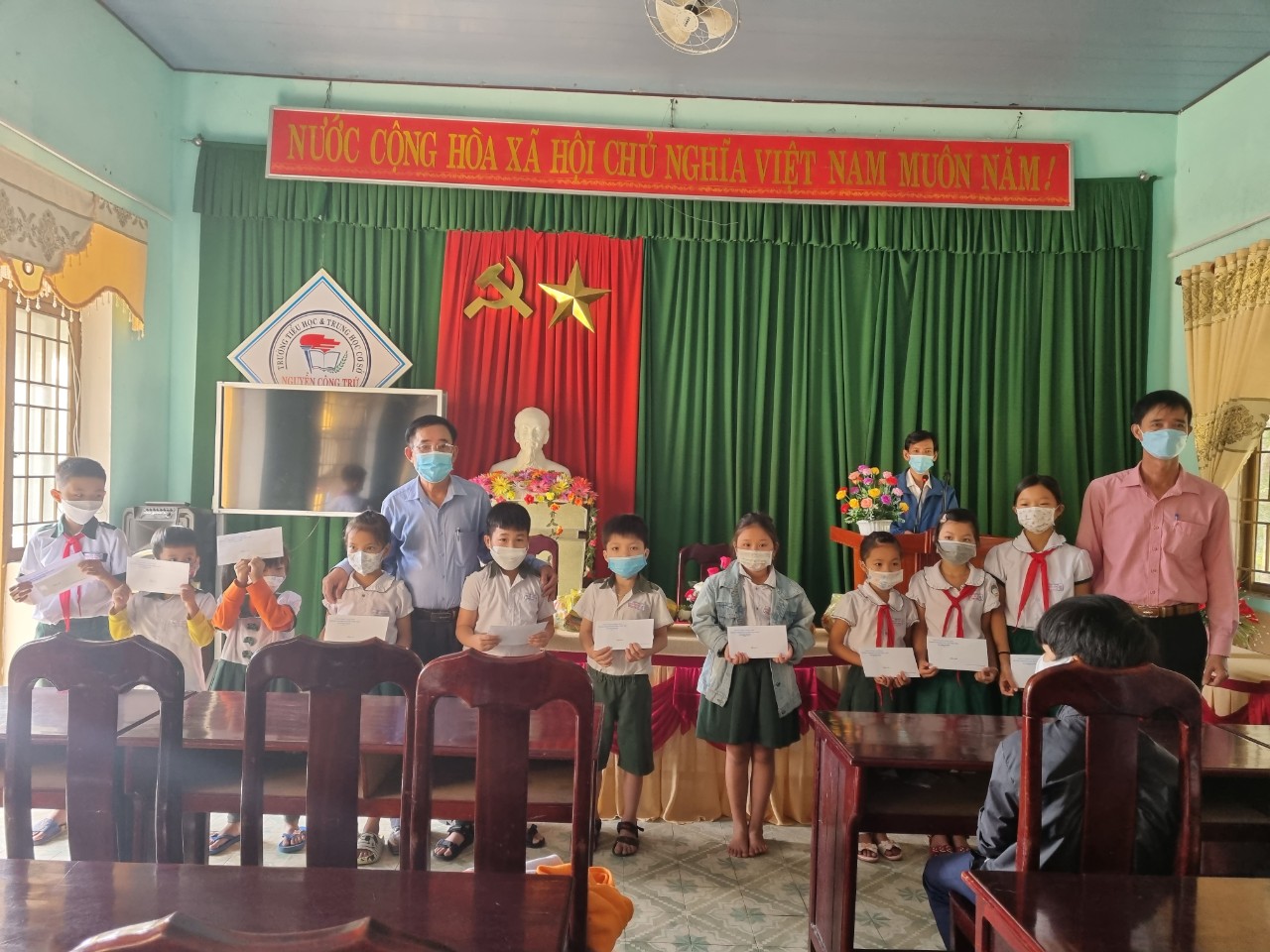 Liên đội trường TH&THCS Nguyễn Công Trứ tiếp tục thực hiện chương trình "Bạn không đơn độc" và trao quà tết cho học sinh khó khăn trong dịp tết 2022