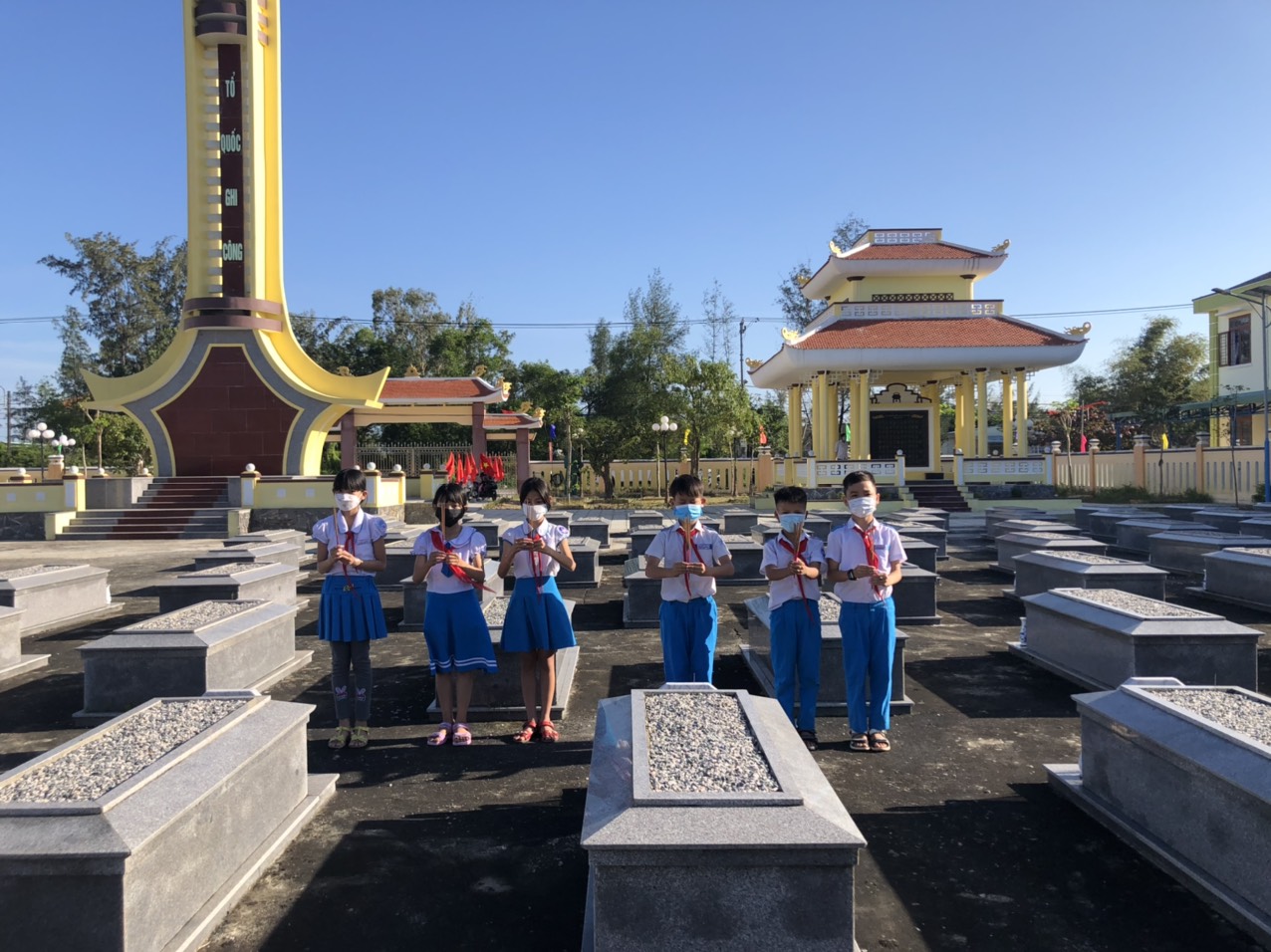 Liên đội Trường Tiểu học Nguyễn Trãi tổ chức viếng hương nghĩa trang liệt sĩ xã Bình Phục và khu tưởng niệm cuộc đấu tranh Hà Lam- Chợ Được