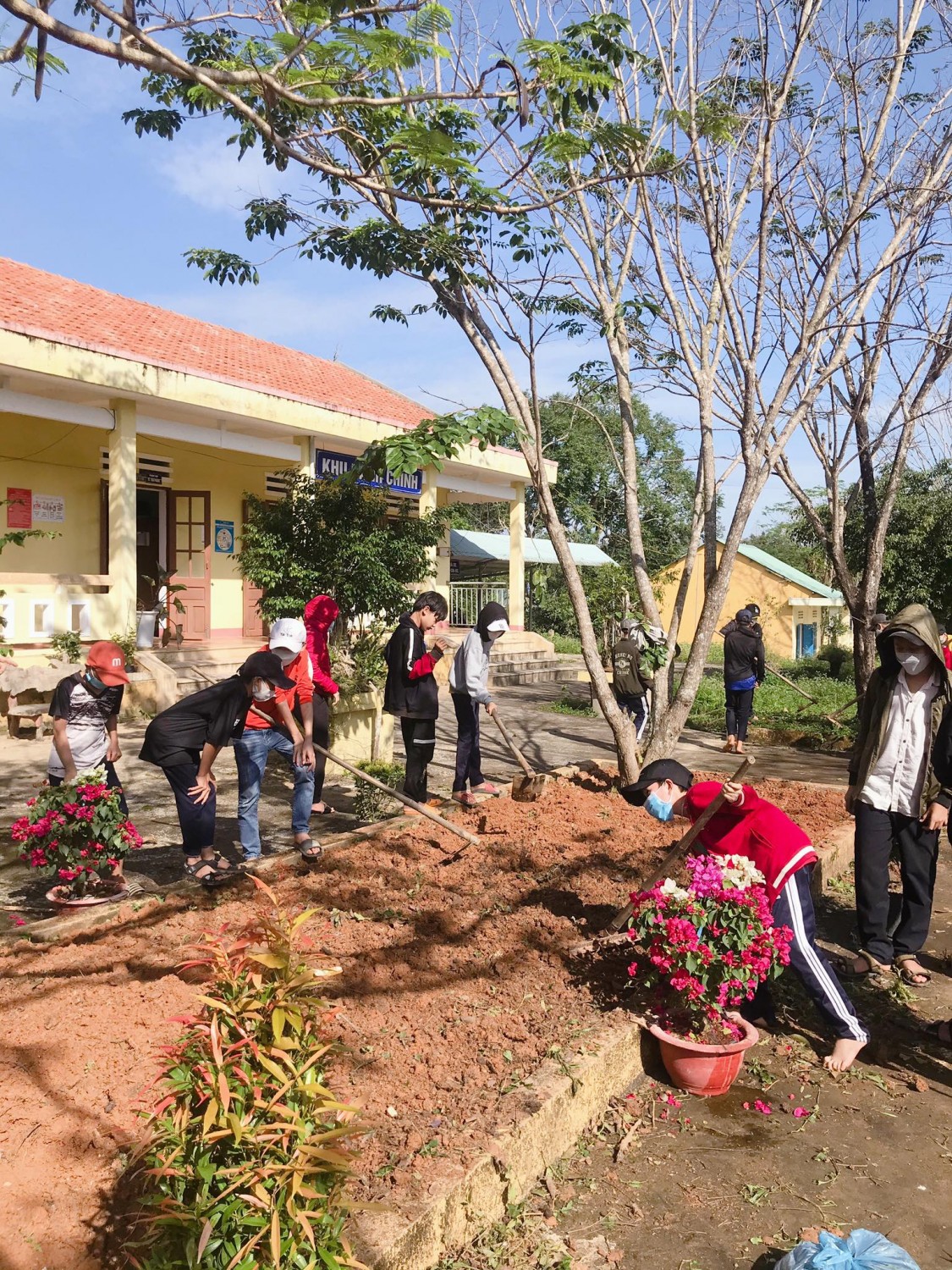 Liên đội trường THCS Nguyễn Tri Phương tổ chức thực hiện công trình măng non “Góp một cây để có rừng”.
